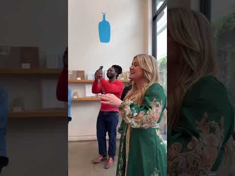 Kelly Clarkson SURPRISE FLASHMOB of new song "me" at LA Coffee Shop by Kelly Clarkson SURPRISE FLASHMOB of new song "me" at LA Coffee Shop - Album Art