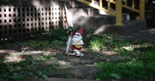 Courtney Barnett Mantis - Courtney Barnett's "Mantis" Inspires Existential Dread in Local Lawn Gnome Community