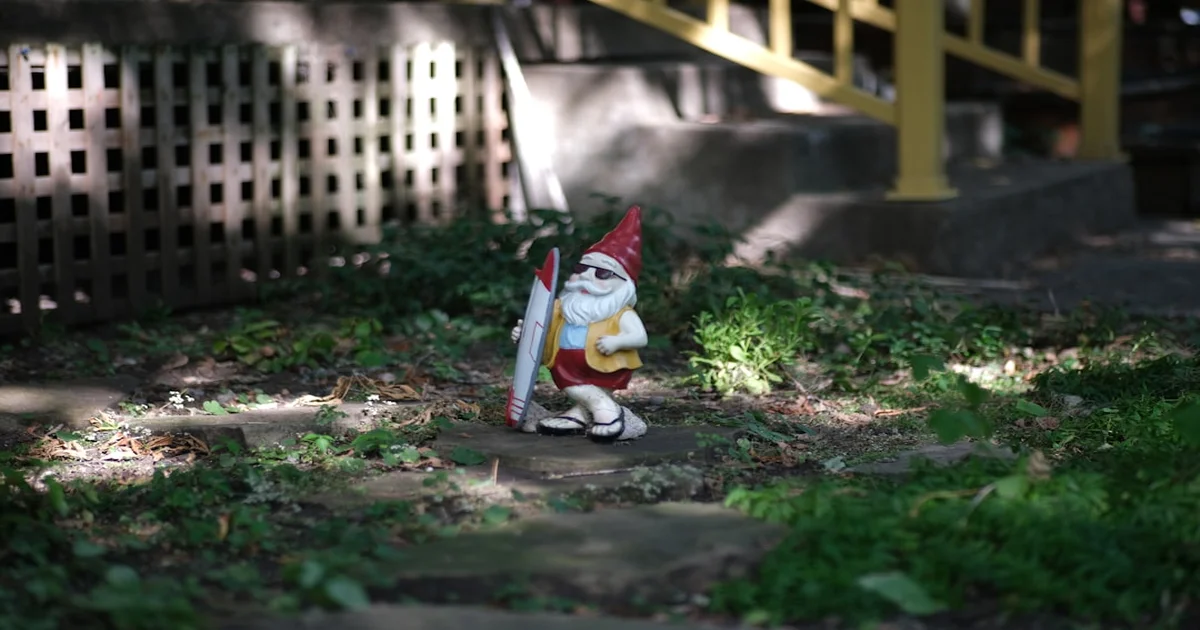 Courtney Barnett Mantis - Courtney Barnett's "Mantis" Inspires Existential Dread in Local Lawn Gnome Community