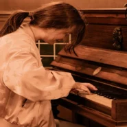 Tori Amos collaboration - Tori Amos, Daughter Tash Drop "Stronger Together"; Industry Braces