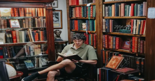 Grammarly 'Expert Review' - Grammarly's 'Expert Review' Missing Actual Experts, Just AI Impersonations