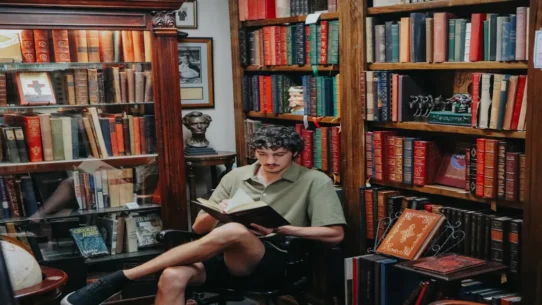 Grammarly 'Expert Review' - Grammarly's 'Expert Review' Missing Actual Experts, Just AI Impersonations