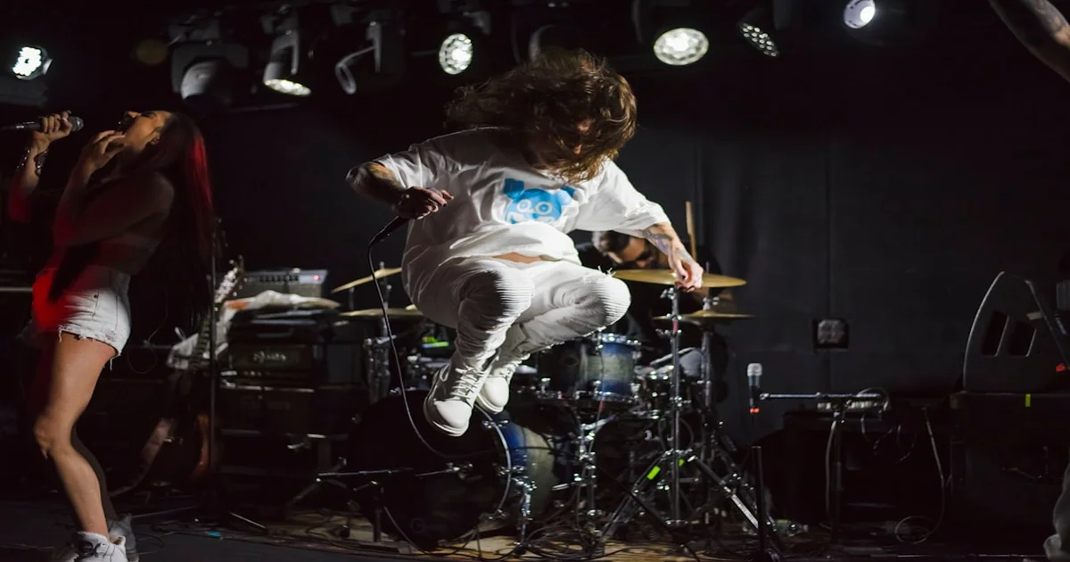 Snail Mail Tractor Beam - Snail Mail Unveils "Tractor Beam" Song, Uses Actual Tractor Beam on Fallon