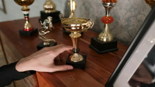 Taylor Swift Artist of the Year - Taylor Swift Artist of the Year Win Sparks Identity Crisis