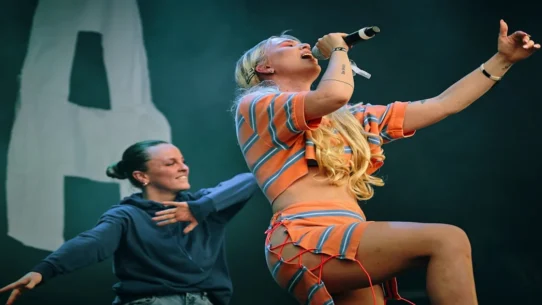 One Less Lonely Girl - Billie Eilish’s Mom Praises Justin Bieber For ‘One Less Lonely Girl’ Coachella Serenade