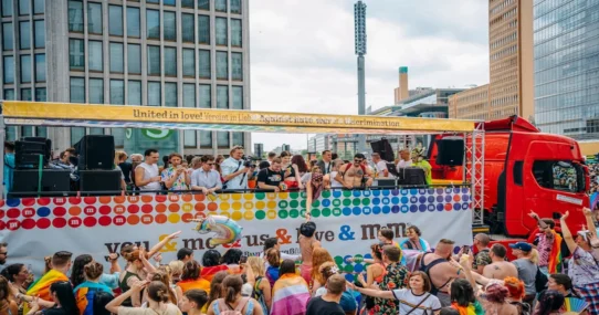 underscores U-Haul pop-up - Underscores Pop-Up U-Haul Draws Line Of People Seeking Clean Clothes