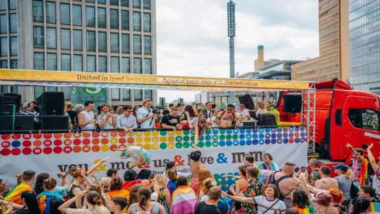 underscores U-Haul pop-up - Underscores Pop-Up U-Haul Draws Line Of People Seeking Clean Clothes