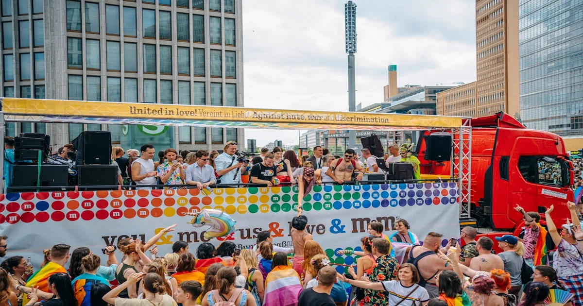 underscores U-Haul pop-up - Underscores Pop-Up U-Haul Draws Line Of People Seeking Clean Clothes